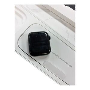 Apple Watch SE (40mm) – Great Condition